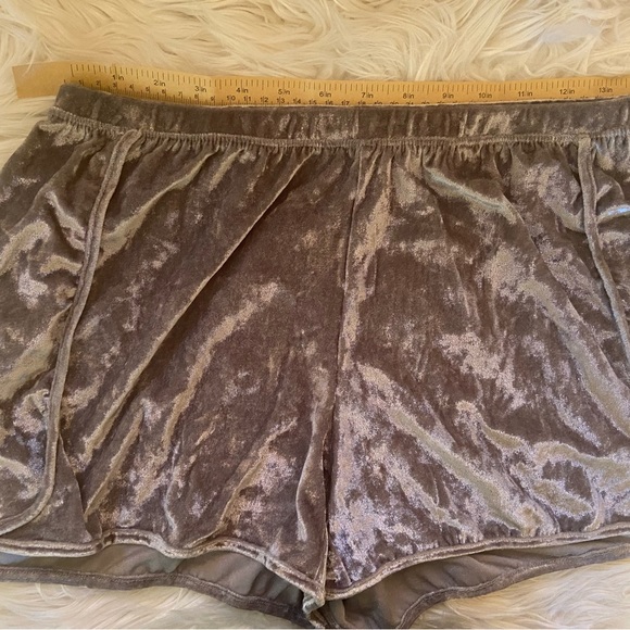 Off-Brand | Velvet Sleepwear Tank & Shorts Set - Picture 7 of 9